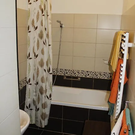 Hunor Lovastanya 宾馆 Kunbaracs